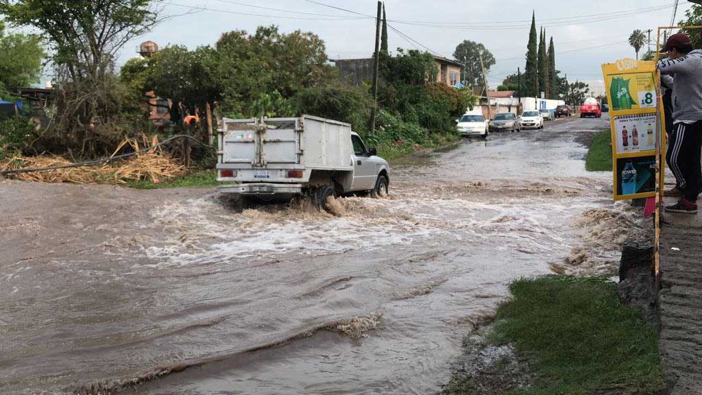 Inundaciones y cierre de carretera fue lo que dejó la fuerte lluvia en Pénjamo