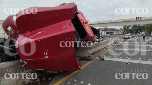 Fuerte accidente deja dos heridos en carretera de  Apaseo el Alto