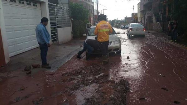 Fuerte tormenta convierte en ríos las calles de Guanajuato capital