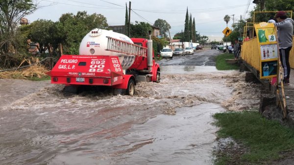 Lluvias inundan carretera en la comunidad Estación Corralejo de Pénjamo