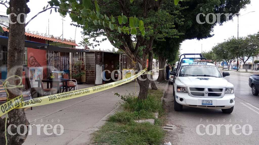 Lo atacan en puesto de desayunos en bulevar de León; muere en el hospital