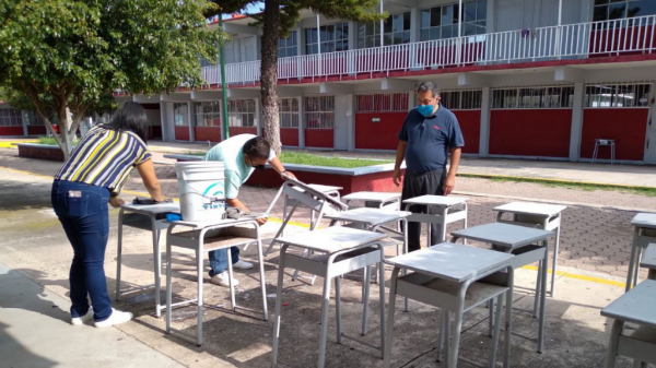 Con incertidumbre, padres limpian escuelas para el regreso a clases en Salamanca