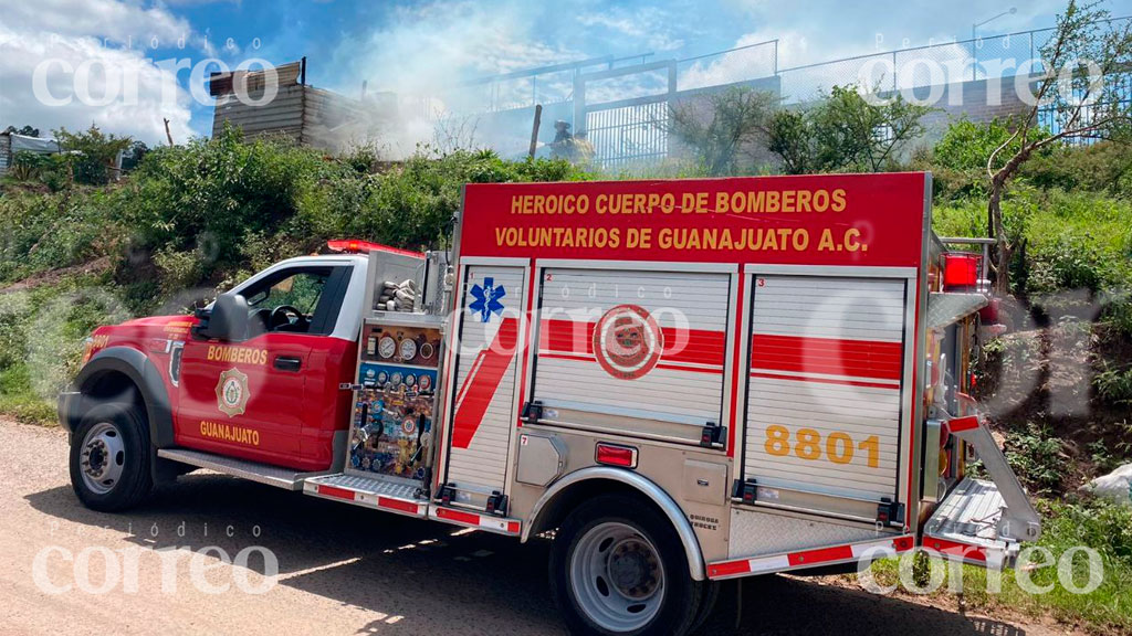 Arde cuarto de lámina en Pueblito de Rocha, en Guanajuato capital