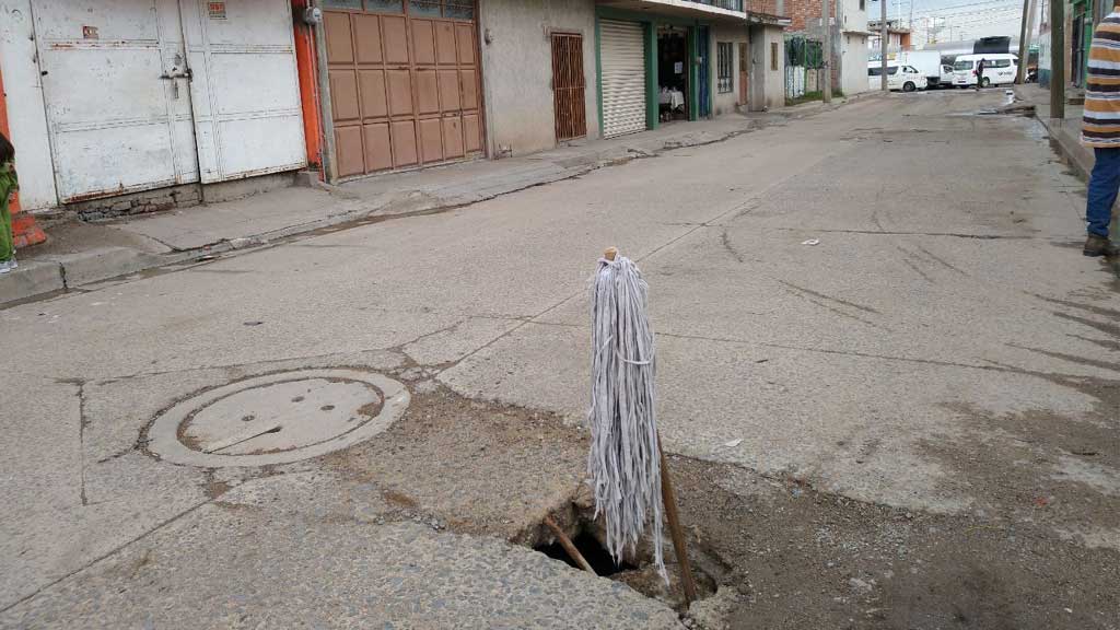 Vecinos de la colonia Sopeña en Silao temen por el colapso de una tubería de drenaje