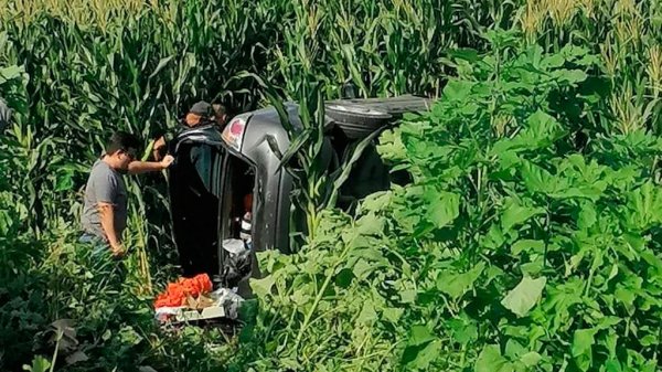 Dos mujeres mayores resultan heridas en volcadura sobre la Celaya-Salvatierra