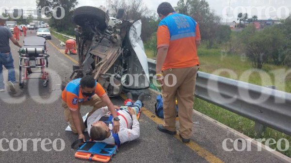 Volcadura en la Celaya-Valle de Santiago deja a empleado de la CONAGUA lesionado