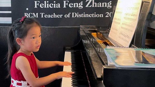 Niña de 4 años se hace viral por su gran talento con el piano