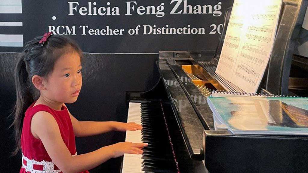 Niña de 4 años se hace viral por su gran talento con el piano