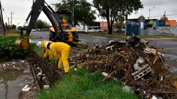 Basura empeora destrozos de lluvias en Celaya; incluso rompe equipo de Jumapa