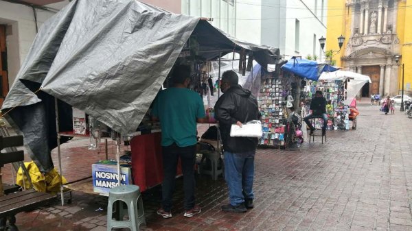 Comerciantes luchan por aclientarse tras ser desalojados de la calle Morelos