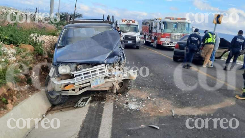 Conductor queda prensado tras fuerte choque en carretera a Mineral de Pozos