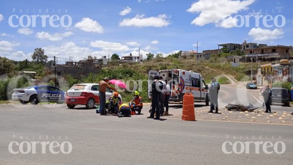 Motociclista de 15 años choca contra camioneta en entronque a Las Teresas