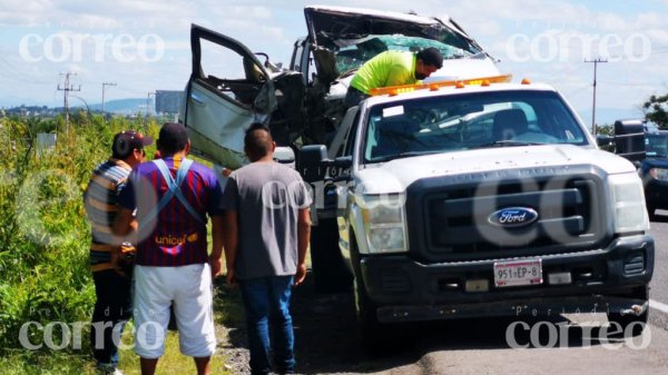 Por llanta descompuesta, familia vuelca en carretera Irapuato-Abasolo