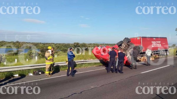 Volcadura de tráiler en la León- Aguascalientes deja al conductor lesionado