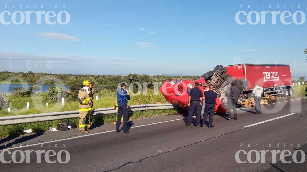 Volcadura de tráiler en la León- Aguascalientes deja al conductor lesionado