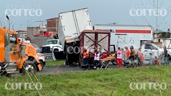 Trailer provoca choque tipo carambola en el Libramiento Sur de Irapuato