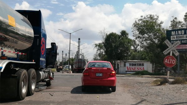 Exigen ciudadanos puente vehicular en cruce del tren en Salamanca