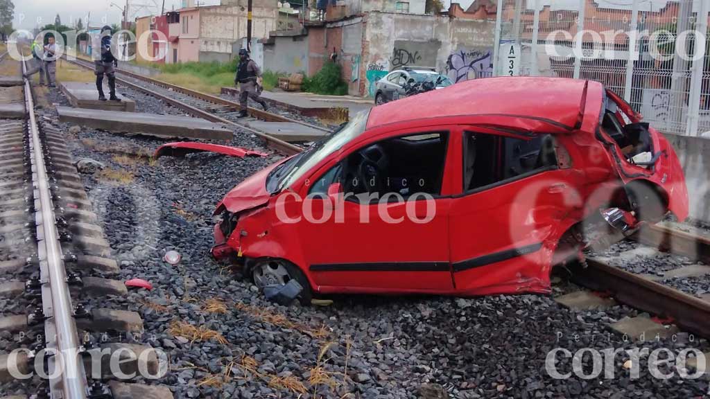 Conductor resulta lesionado por tratar de ganarle al tren en Salamanca