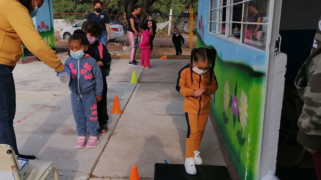 Sin precaución: pequeños usan cubrebocas en la escuela… pero se lo quitan en el camión