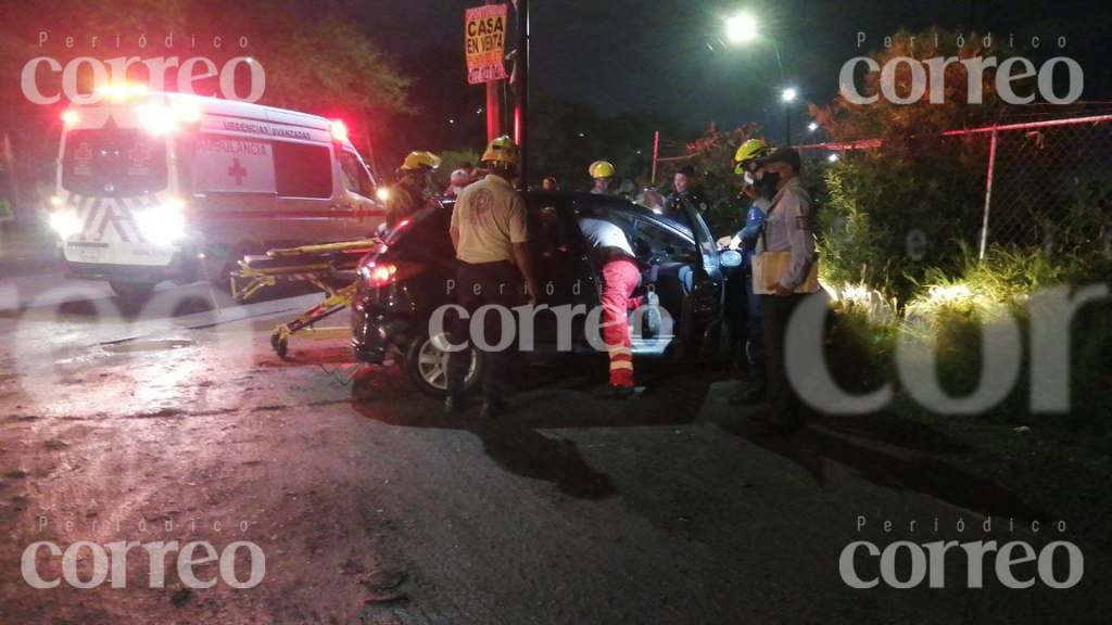 Choque en León deja a hombre prensado en el interior de su auto