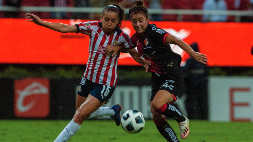 Chivas le gana al Atlas con un penal