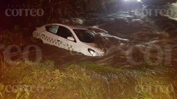 Tormenta en Acámbaro deja autos varados, canales desbordados y casas inundadas