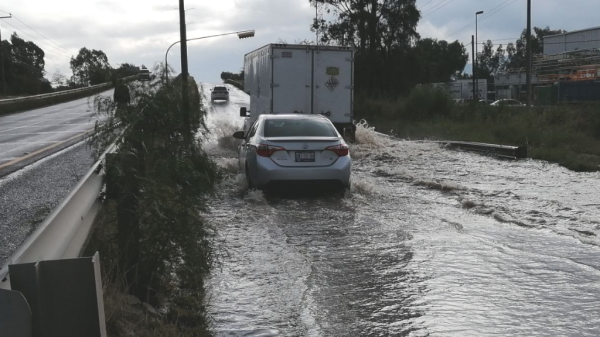 Carretera hacia San José Iturbide se inunda tras intensas lluvias