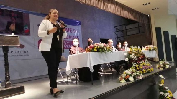 Entrega Claudia Silva tercer informe de actividades; destaca tema de salud