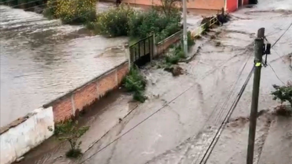 Río se desborda en San José Iturbide; registran inundaciones y deslaves