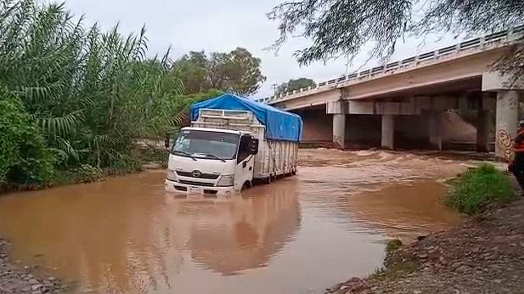 Camión de carga queda atrapado en Río Guanajuato