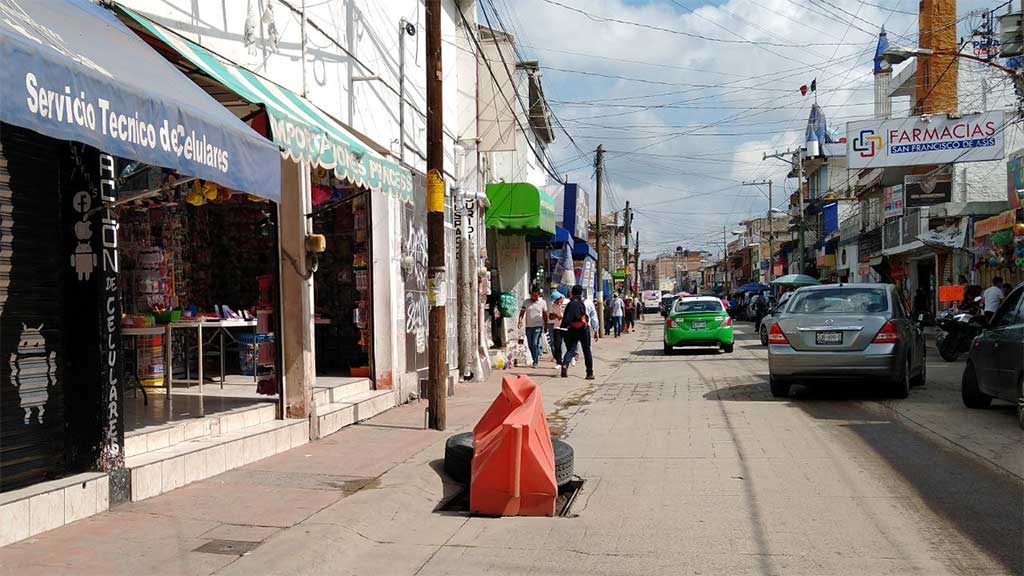 Dejan coladera destapada en plena zona vial en el centro de Silao