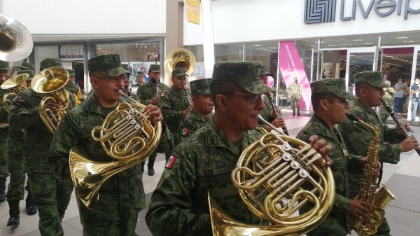 Militares sorprenden en Salamanca con ‘flashmob’ en centro comercial