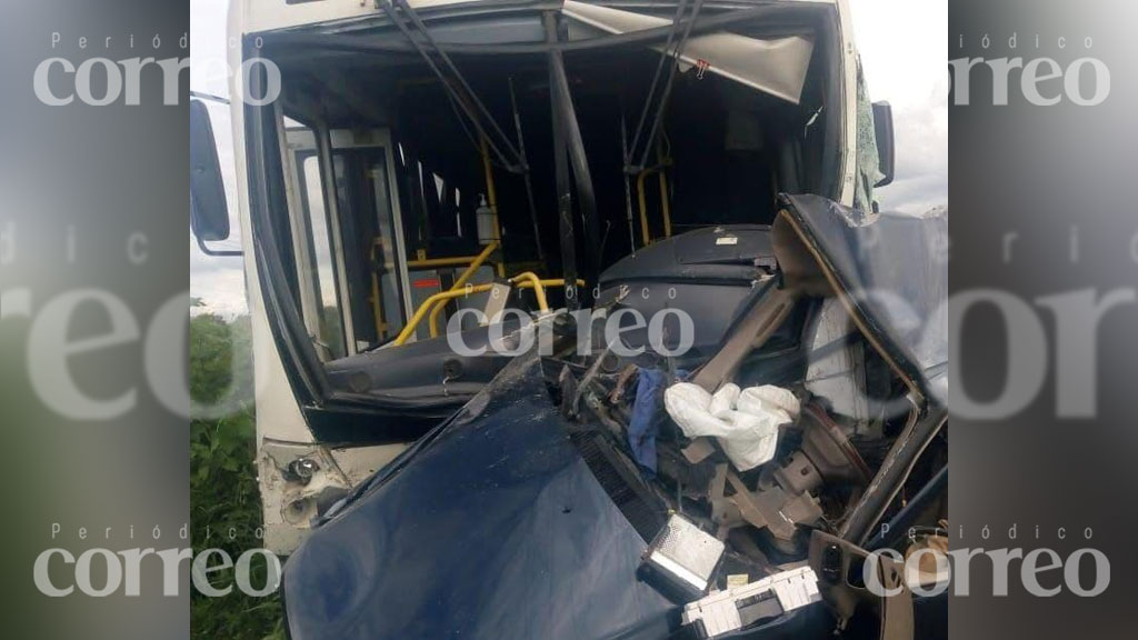 Hombre muere tras choque con autobús de pasajeros en carretera a Juventino Rosas