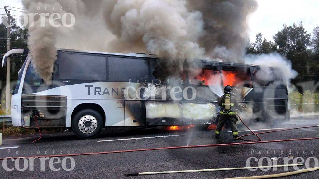 Autobús de pasajeros se incendia sobre la carretera Irapuato a Salamanca