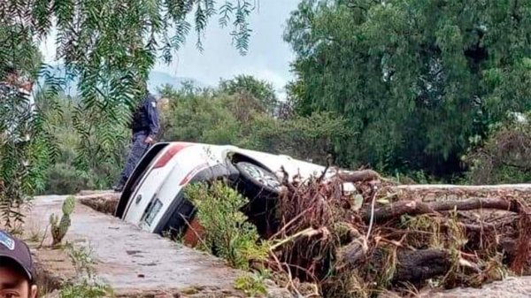 Corriente desbordada arrastra 3 vehículos con pasajeros en San José Iturbide