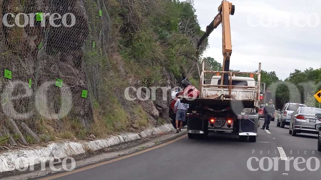 Volcadura en las ‘curvas peligrosas’ de Guanajuato capital deja daños materiales