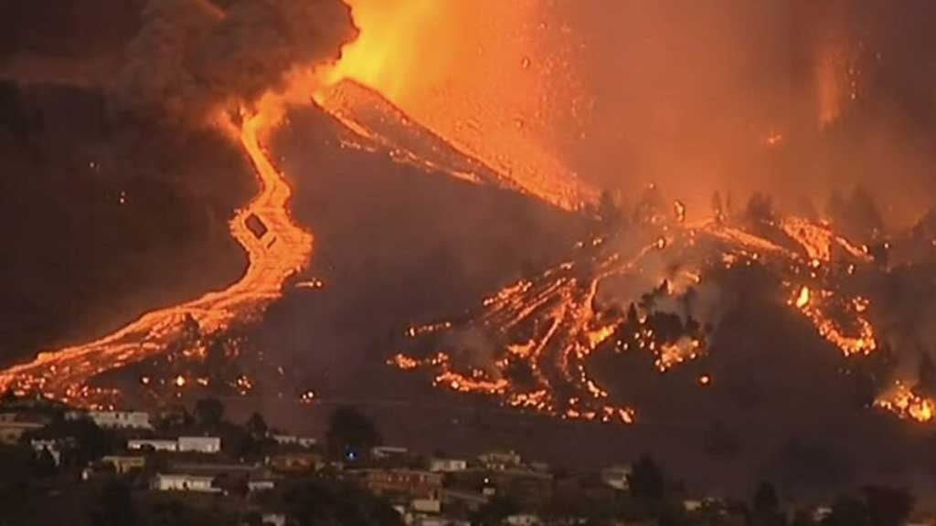 Lava del volcán en La Palma destruye todo a su paso en Las Islas Canarias