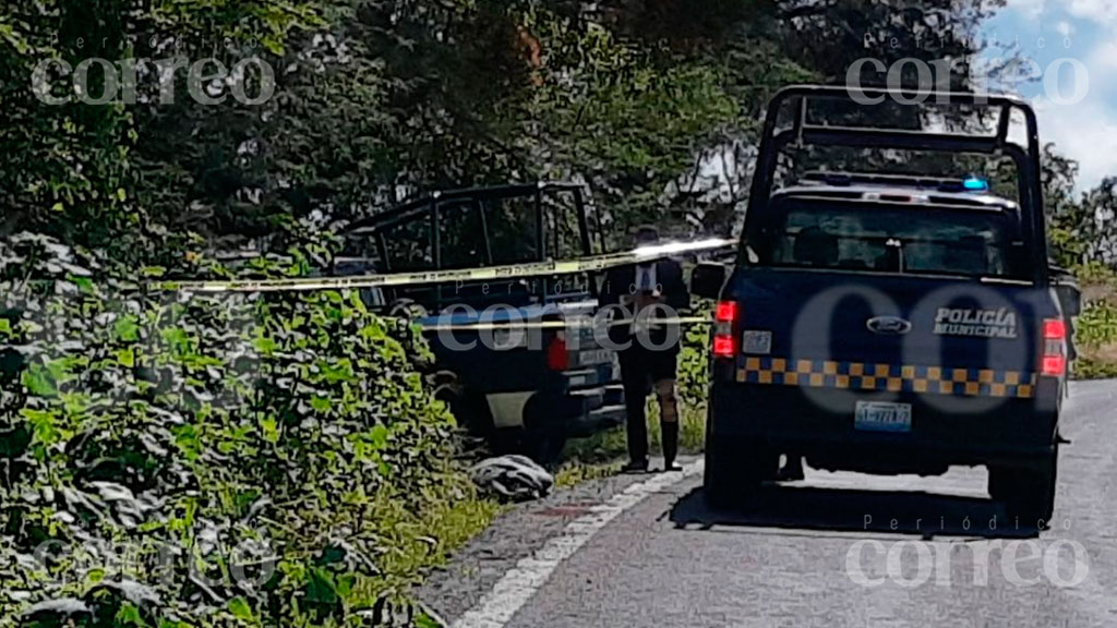 Localizan cadáver a un costado de la carretera Moroleón-Cerano