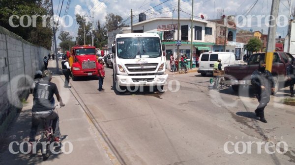 Mujer resulta lesionada tras choque con transporte de personal en Irapuato