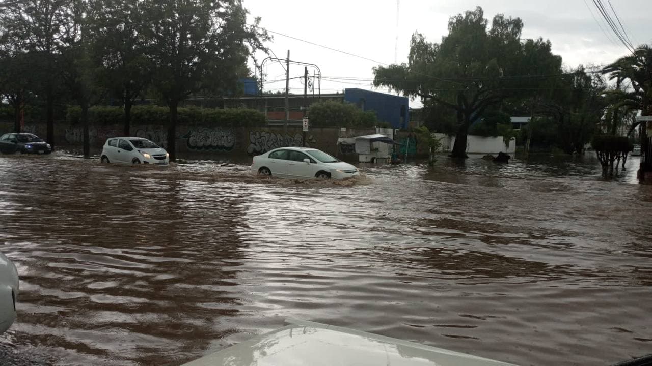 León: Lluvias e inundaciones causan estragos a calles y avenidas