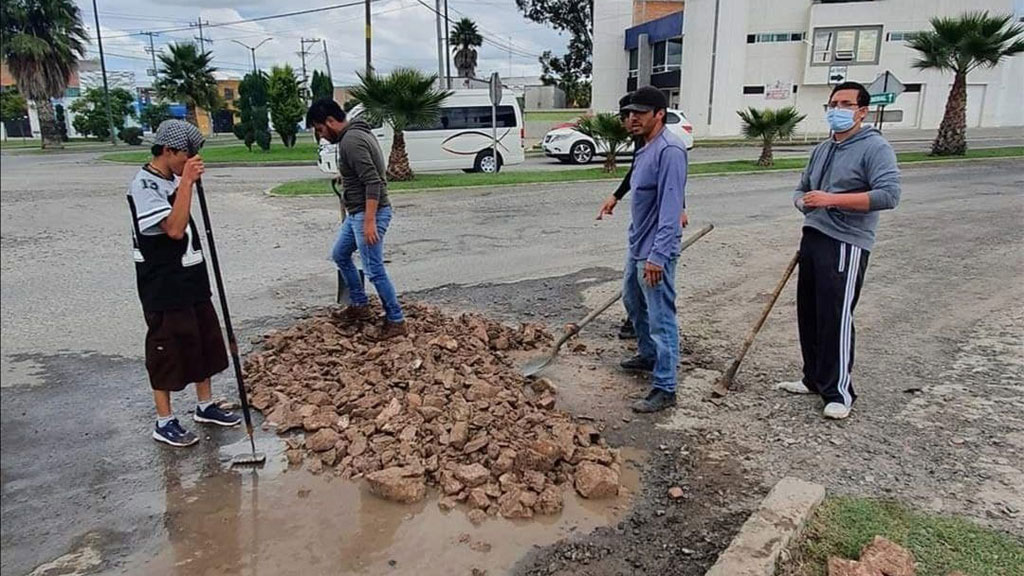 Jóvenes de San José Iturbide ‘adoptan baches’ para mejorar vialidades