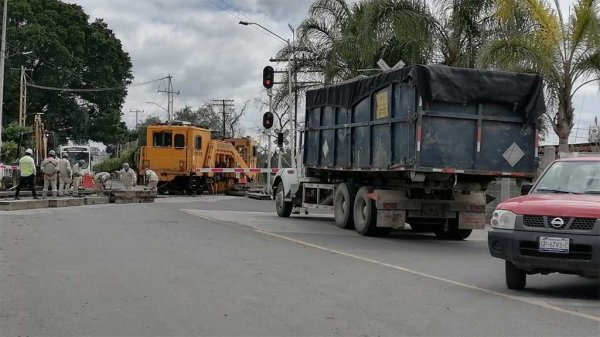 Ferromex bloquea por más de una hora crucero en entrada de Apaseo el Grande