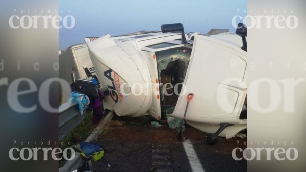 Vuelca tráiler en la Celaya-Querétaro; sólo se registran pérdidas materiales