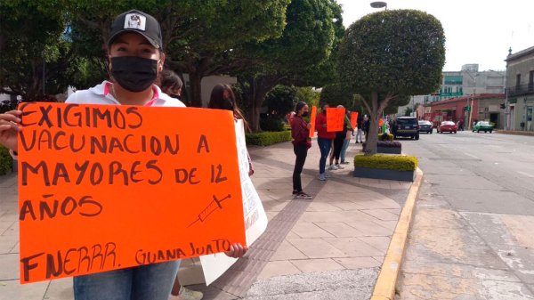 Con cadena humana en Irapuato exigen vacunas para mayores de 12 años