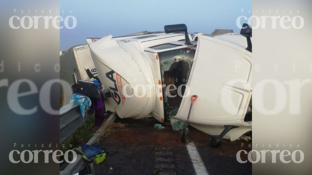 Vuelca tráiler en la Celaya-Querétaro; sólo se registran pérdidas materiales