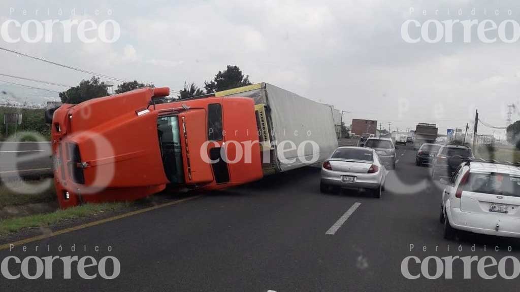 Conductor de un tráiler resulta ileso tras volcar sobre la Irapuato-Abasolo