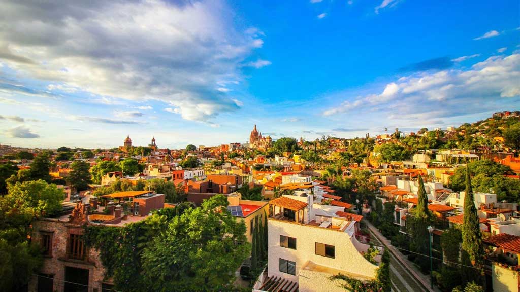 San Miguel de Allende a pie, dónde alojarse y qué lugares visitar