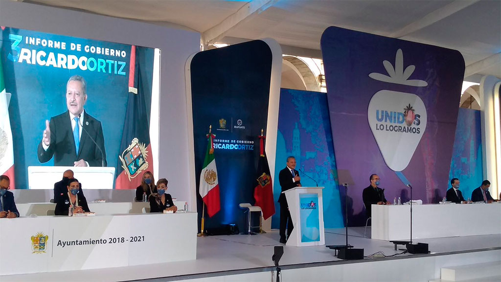 Ricardo Ortiz presenta su 3er informe tras 20 años de trabajar por Irapuato