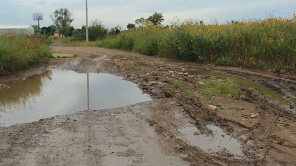 Lluvias dejan intransitable camino de terracería junto al Guanajuato Puerto Interior