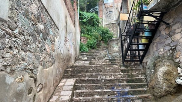 Convierten callejón Púquero de Guanajuato capital en “cantina pública”